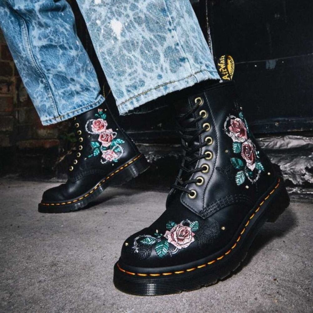 NWOT Dr Marten The Vonda Embroidered Roses Leather Combat Boots Black Size 7